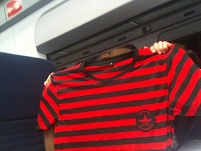 © Robert Rotifer Oskar hält Gorillaz-T-Shirt hoch
